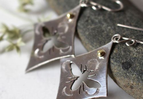 Keren, boucles d’oreilles abeilles en argent et laiton