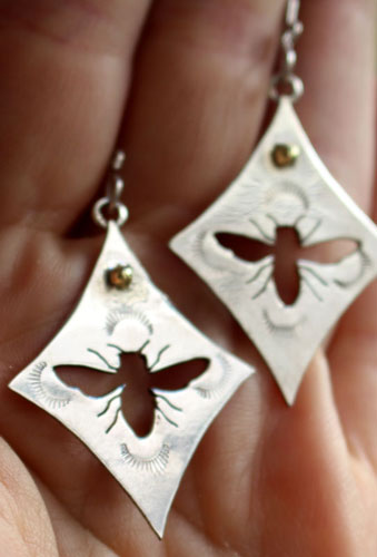 Keren, boucles d’oreilles abeilles en argent et laiton
