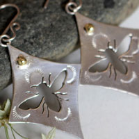 Keren, boucles d’oreilles abeilles en argent et laiton