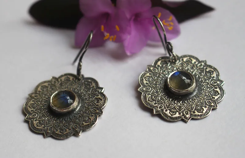 L’air, boucles d’oreilles mandala aérien en argent et labradorite