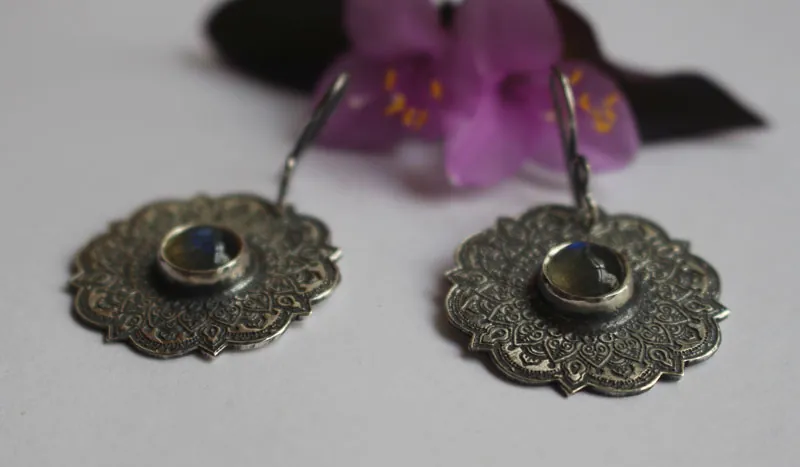 L’air, boucles d’oreilles mandala aérien en argent et labradorite