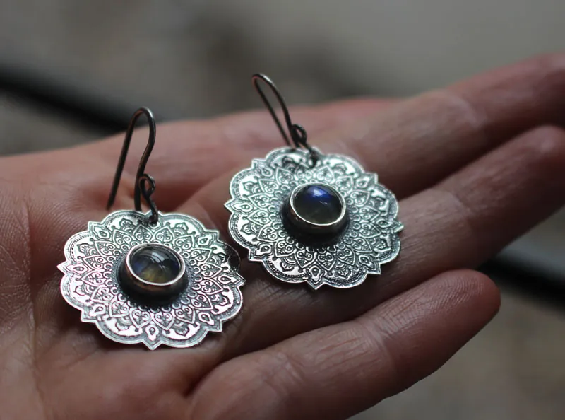 L’air, boucles d’oreilles mandala aérien en argent et labradorite