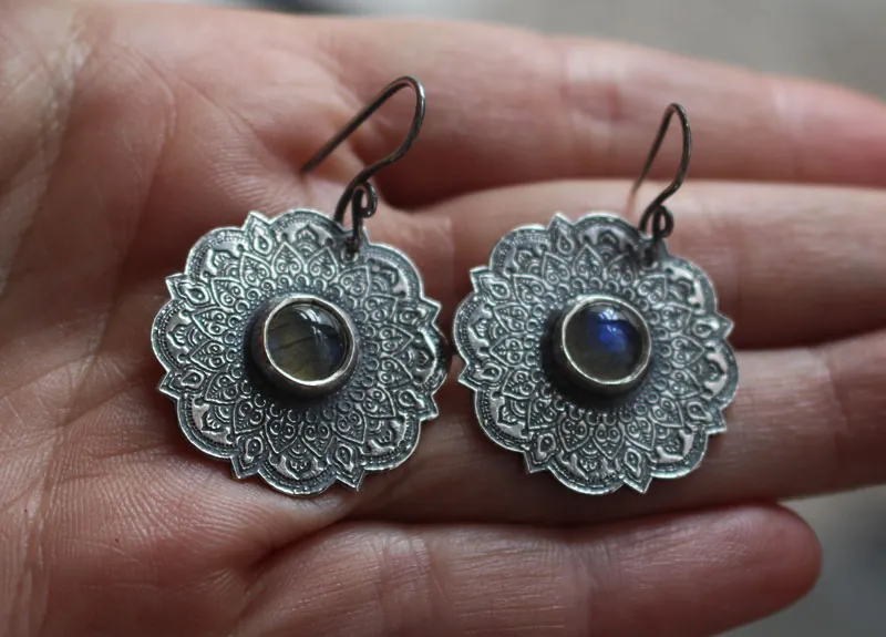 L’air, boucles d’oreilles mandala aérien en argent et labradorite