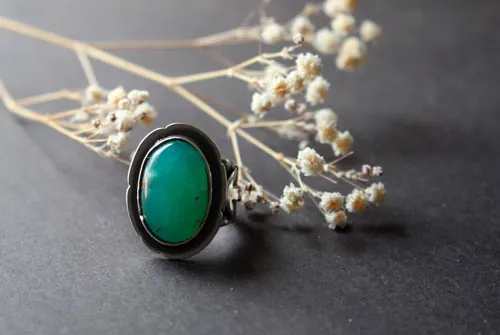 L’âme de la nature, bague fleur fragile en argent et chrysoprase