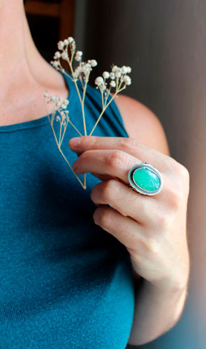 L’âme de la nature, bague fleur fragile en argent et chrysoprase