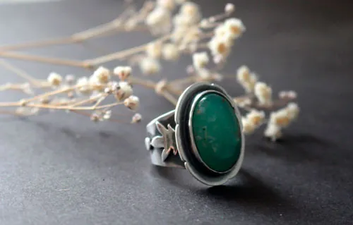 L’âme de la nature, bague fleur fragile en argent et chrysoprase
