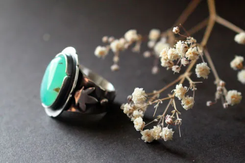 L’âme de la nature, bague fleur fragile en argent et chrysoprase
