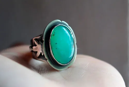 L’âme de la nature, bague fleur fragile en argent et chrysoprase