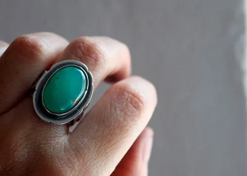L’âme de la nature, bague fleur fragile en argent et chrysoprase