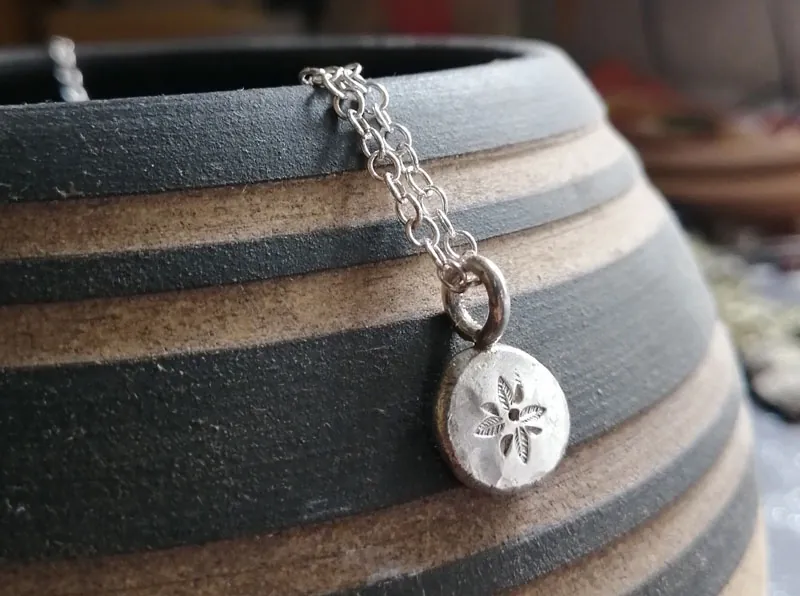 L’âme est une fleur délicate, collier botanique en argent