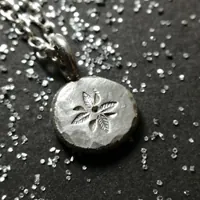 L’âme est une fleur délicate
