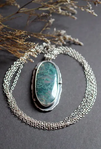 L’amour donne des racines, collier citation romantique en argent et agate mousse
