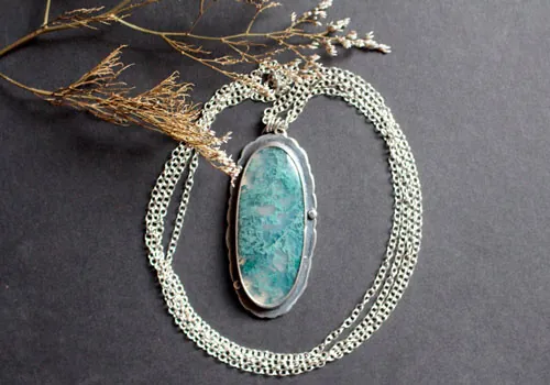 L’amour donne des racines, collier citation romantique en argent et agate mousse