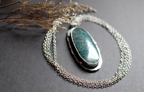 L’amour donne des racines, collier citation romantique en argent et agate mousse
