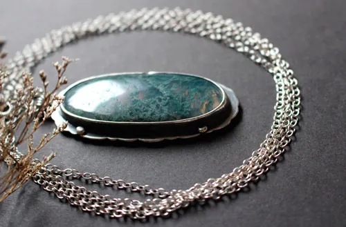 L’amour donne des racines, collier citation romantique en argent et agate mousse
