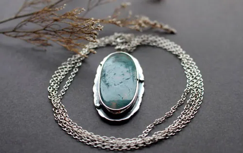 L’amour donne des racines, collier citation romantique en argent et agate mousse
