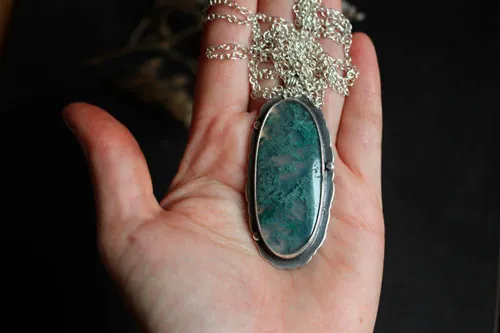 L’amour donne des racines, collier citation romantique en argent et agate mousse
