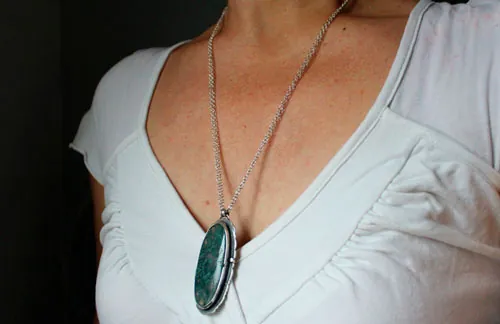 L’amour donne des racines, collier citation romantique en argent et agate mousse