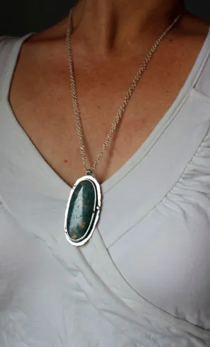 L’amour donne des racines, collier citation romantique en argent et agate mousse