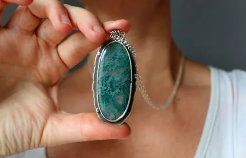 L’amour donne des racines, collier citation romantique en argent et agate mousse
