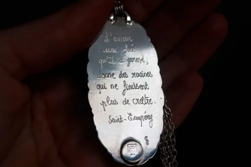 L’amour donne des racines, collier citation romantique en argent et agate mousse