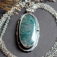 L’amour donne des racines, collier citation romantique en argent et agate mousse