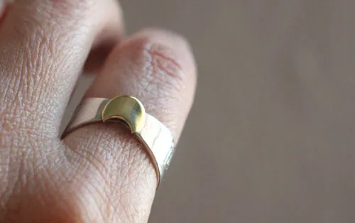 L’anneau de la druidesse, bague lune celtique en argent et laiton