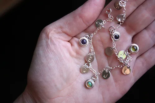 L’arbre de Jessé, bracelet souvenir de famille en argent améthyste, opale et péridot