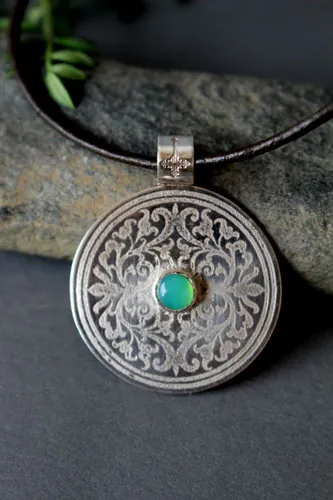 L’arbre de l’enclos sacré, pendentif bouclier médiéval en argent et chrysoprase