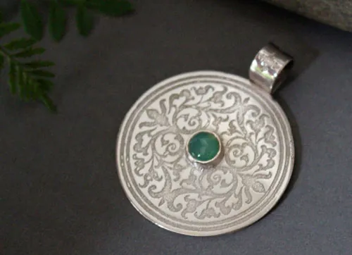 L’arbre de l’enclos sacré, pendentif bouclier médiéval en argent et chrysoprase