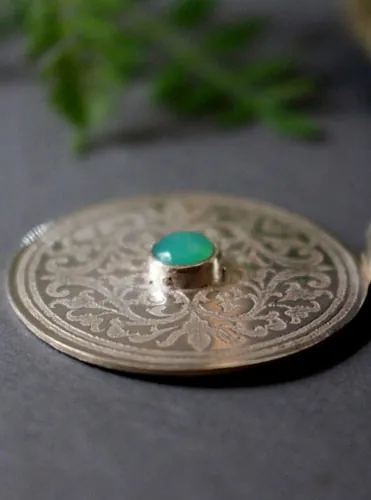 L’arbre de l’enclos sacré, pendentif bouclier médiéval en argent et chrysoprase