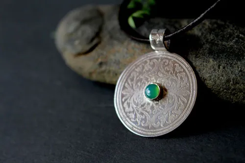 L’arbre de l’enclos sacré, pendentif bouclier médiéval en argent et chrysoprase