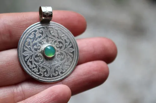 L’arbre de l’enclos sacré, pendentif bouclier médiéval en argent et chrysoprase