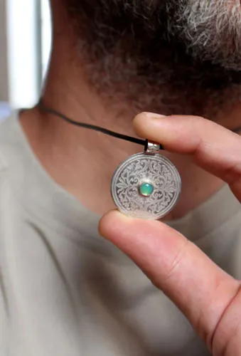 L’arbre de l’enclos sacré, pendentif bouclier médiéval en argent et chrysoprase