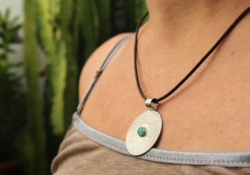 L’arbre de l’enclos sacré, pendentif bouclier médiéval en argent et chrysoprase