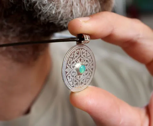 L’arbre de l’enclos sacré, pendentif bouclier médiéval en argent et chrysoprase