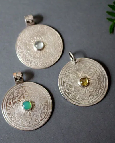 L’arbre de l’enclos sacré, pendentif bouclier médiéval en argent et chrysoprase