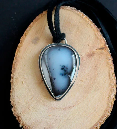 L’arbuste sur la falaise, pendentif bonsaï en argent et agate dendritique