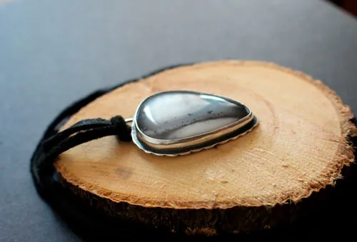L’arbuste sur la falaise, pendentif bonsaï en argent et agate dendritique