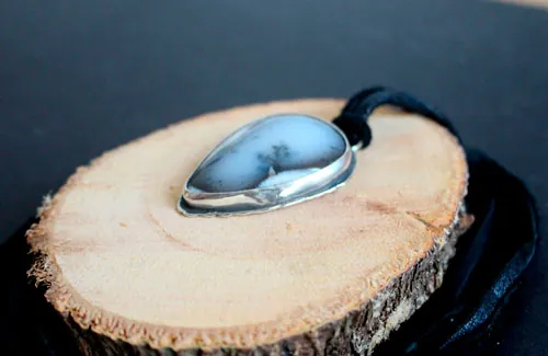 L’arbuste sur la falaise, pendentif bonsaï en argent et agate dendritique