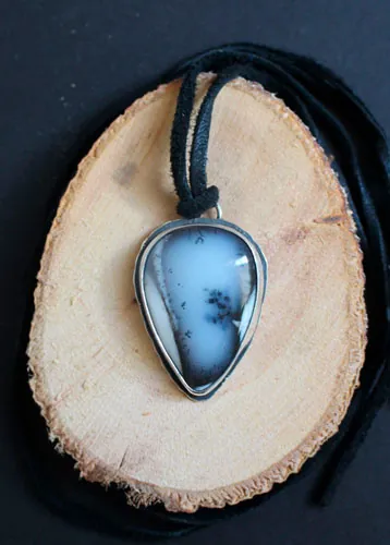 L’arbuste sur la falaise, pendentif bonsaï en argent et agate dendritique