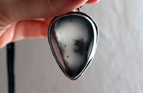 L’arbuste sur la falaise, pendentif bonsaï en argent et agate dendritique