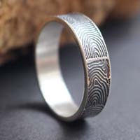 L’empreinte du passé, bague néolithique du cairn de Gavrinis en argent