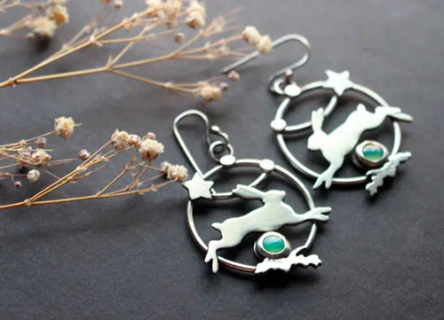 L’étoile du lièvre, boucles d’oreilles esprit insouciant en argent et chrysoprase