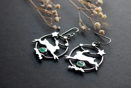 L’étoile du lièvre, boucles d’oreilles esprit insouciant en argent et chrysoprase