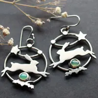 L’étoile du lièvre, boucles d’oreilles esprit insouciant en argent et chrysoprase