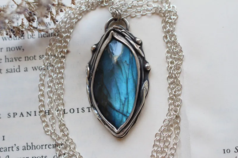 L’œil de la forêt, collier magie de la nature en argent et labradorite