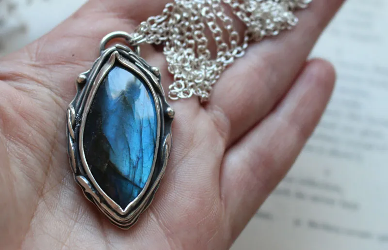 L’œil de la forêt, collier magie de la nature en argent et labradorite