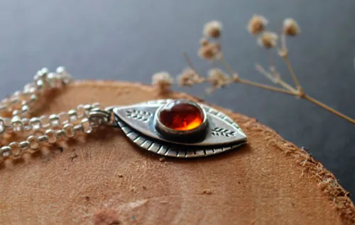 L’oeil de la nature, collier automne féerique en argent et ambre