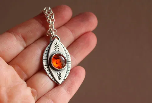L’oeil de la nature, collier automne féerique en argent et ambre